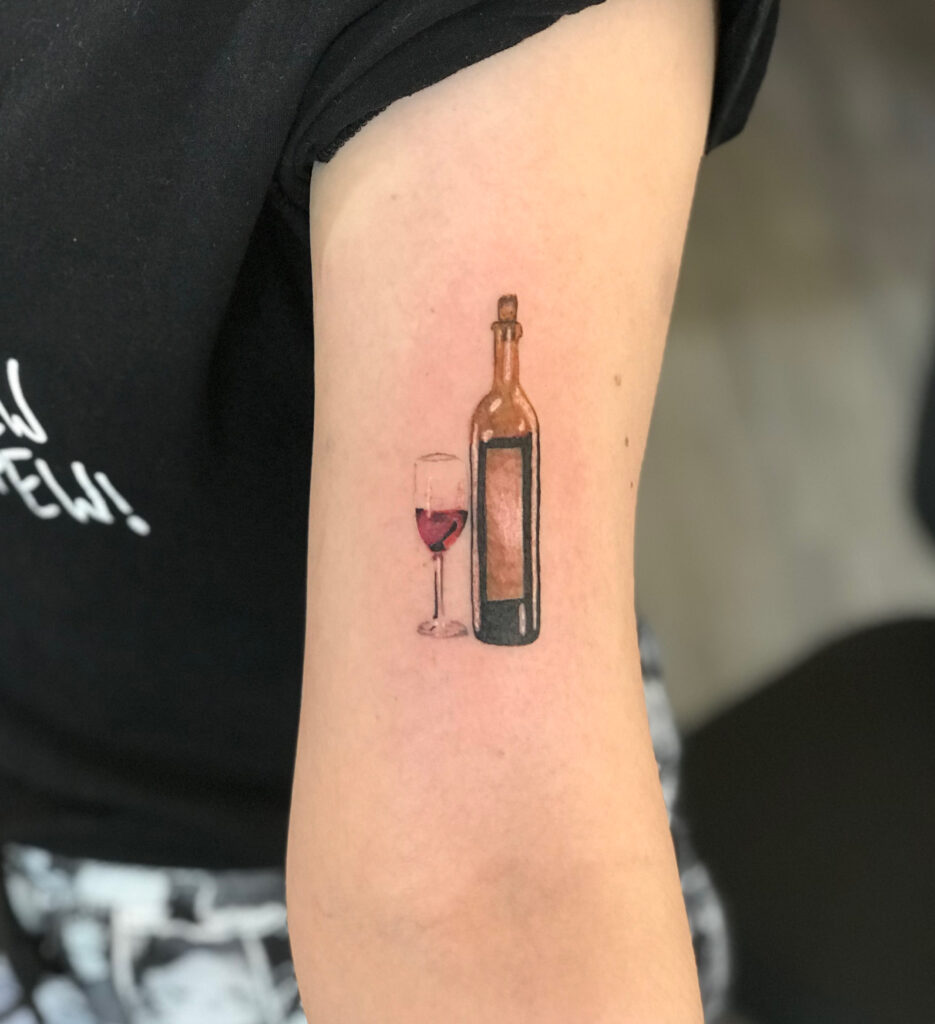 Botella de Vino y Copa | Tatuaje Realista a Color